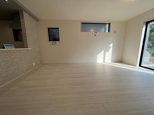 リビングダイニングになります。ご家族そろっての素敵な空間になりそうですね。