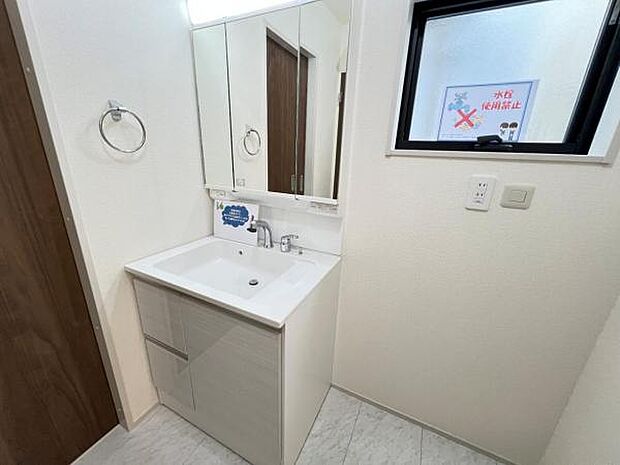 洗面化粧台です。朝の身支度から1日が始まります。