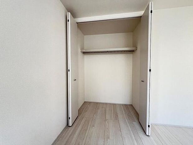 いつでもお部屋をスッキリお使い頂ける収納スペースを設置。