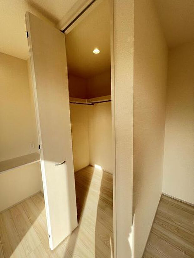 ウォークインクローゼットがあり収納スペースも豊富。季節物もスッキリ片付きそうです。