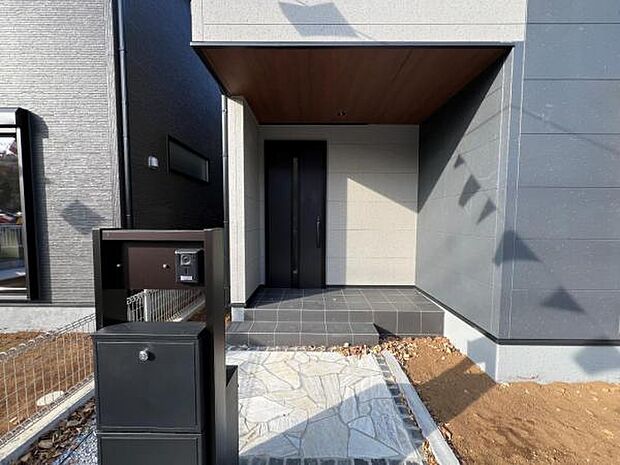 TVドアホンとポストが付いた門柱です。