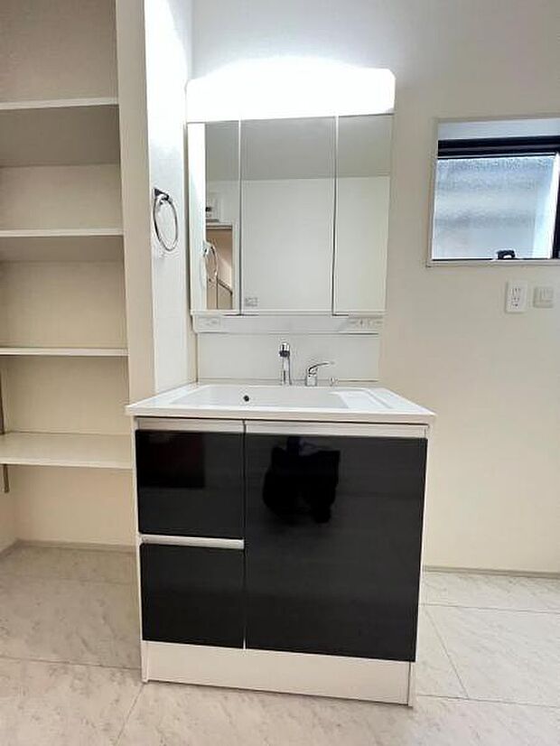 洗面化粧台です。朝の身支度から1日が始まります。