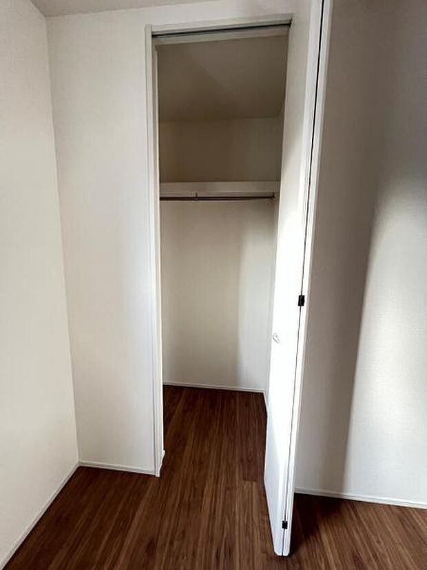 いつでもお部屋をスッキリお使い頂ける収納スペースを設置。