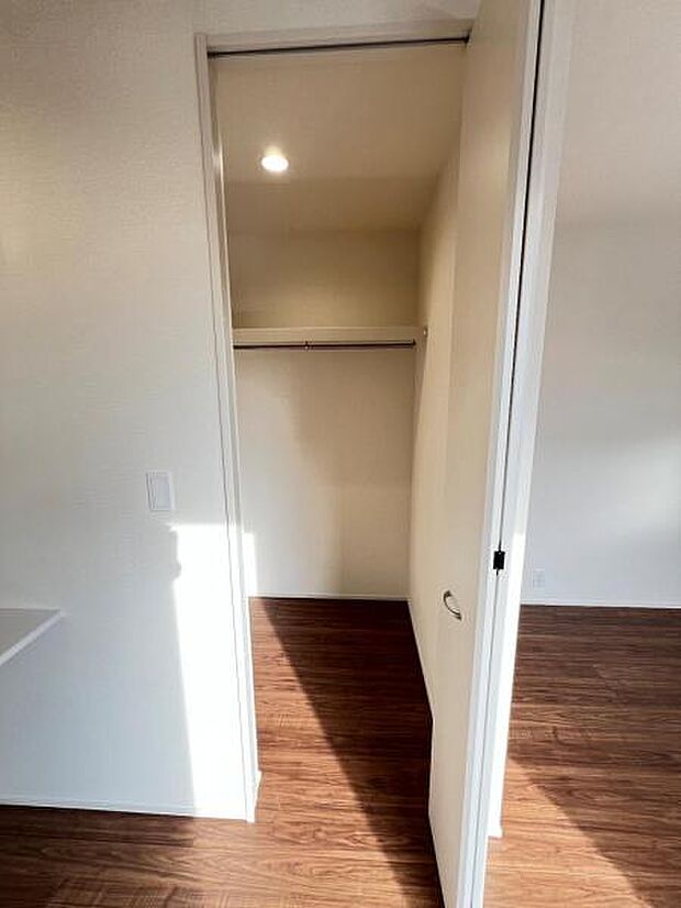 ウォークインクローゼットがあり収納スペースも豊富。季節物もスッキリ片付きそうです。