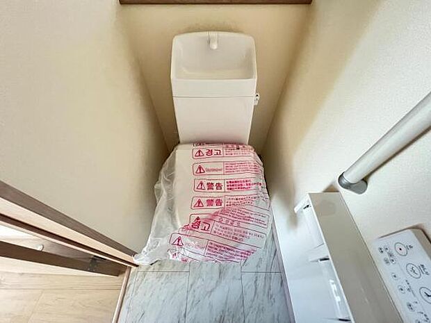 シャワー洗浄機能付のトイレは、清潔感が印象的な空間ですね。