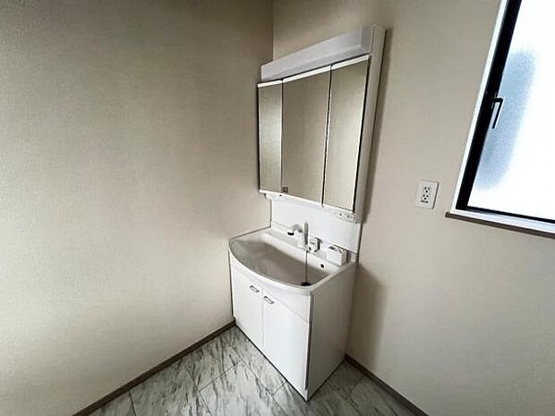 洗面化粧台です。朝の身支度から1日が始まります。