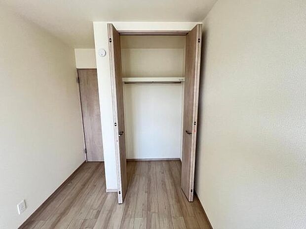 中の物を確認しやすく、取り出しやすい収納スペース。お部屋を広々とお使いいただけます。