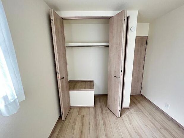 いつでもお部屋をスッキリお使い頂ける収納スペースを設置。