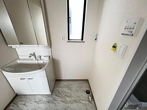 独立洗面台の横にはランドリースペースがございます。