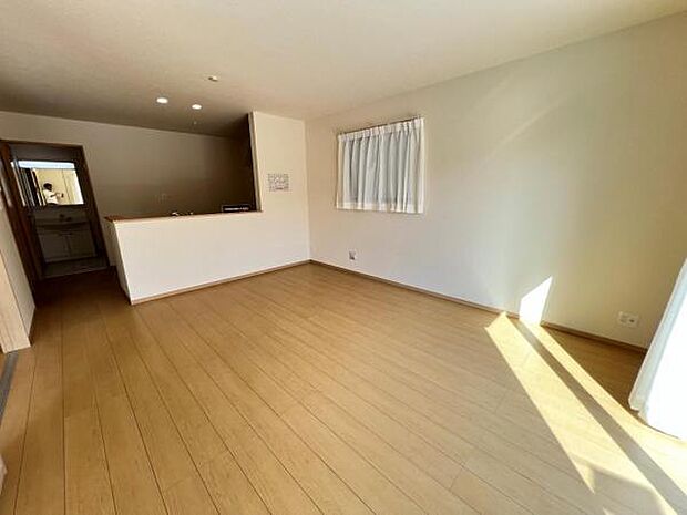 お食事中もキッチンと会話が楽しめるダイニングスペース。