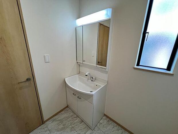 洗面化粧台です。朝の身支度から1日が始まります。