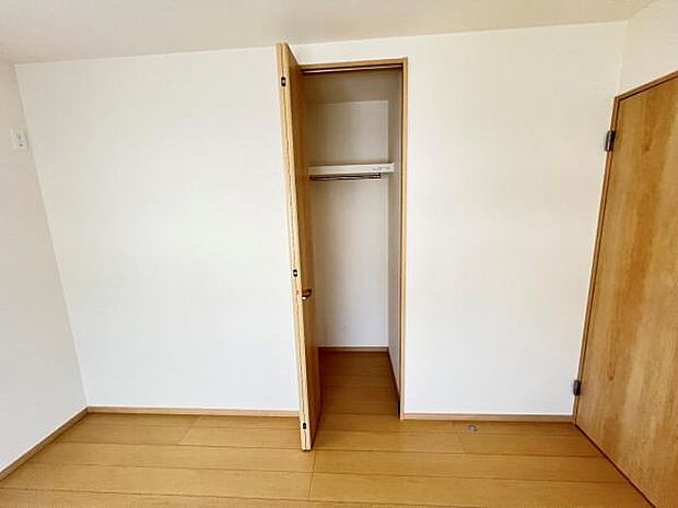 中の物を確認しやすく、取り出しやすい収納スペース。お部屋を広々とお使いいただけます。