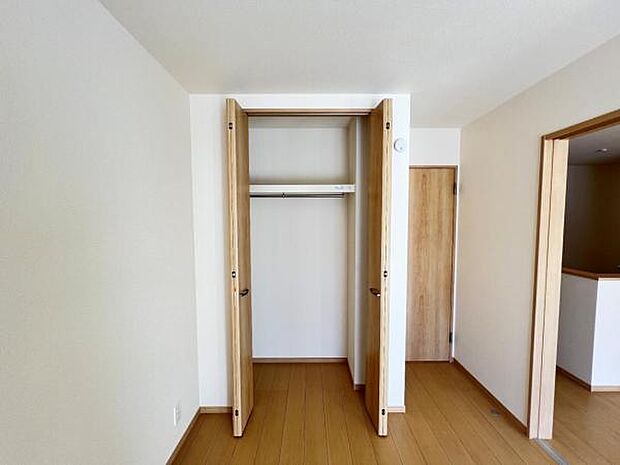 いつでもお部屋をスッキリお使い頂ける収納スペースを設置。