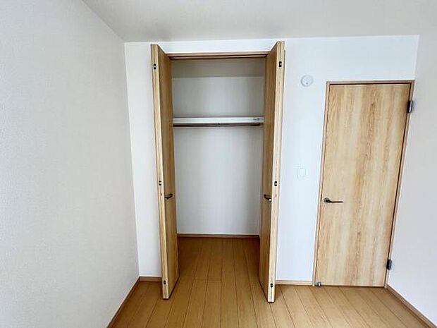 各部屋にクローゼットがついてます