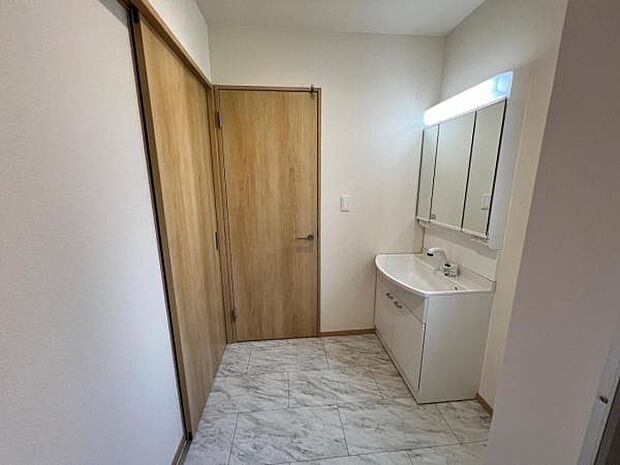 快適で清潔感がある脱衣スペースです。