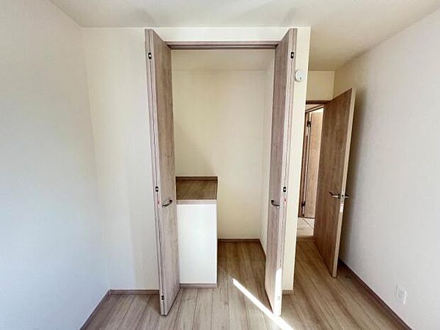 いつでもお部屋をスッキリお使い頂ける収納スペースを設置。