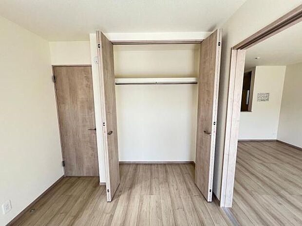 いつでもお部屋をスッキリお使い頂ける収納スペースを設置。