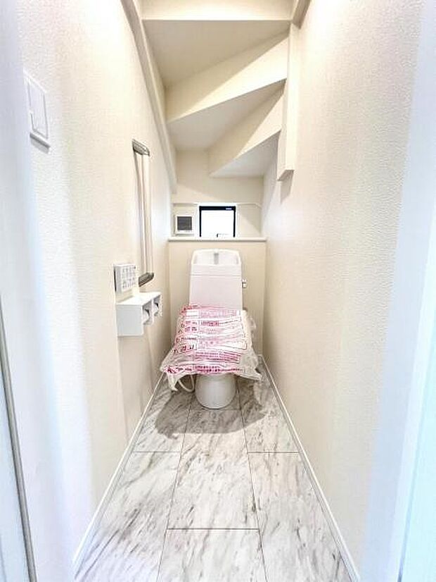 シャワー洗浄機能付のトイレは、清潔感が印象的な空間ですね。