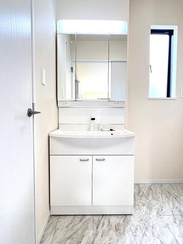 洗面化粧台です。朝の身支度から1日が始まります。