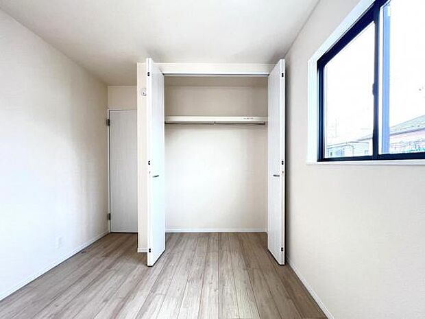 枕棚とハンガーパイプの付いたクローゼットです。
