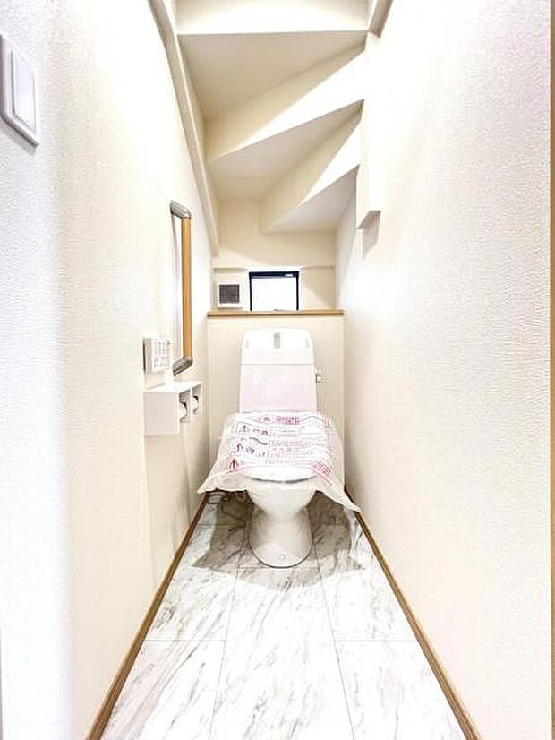 シャワー洗浄機能付のトイレは、清潔感が印象的な空間ですね。