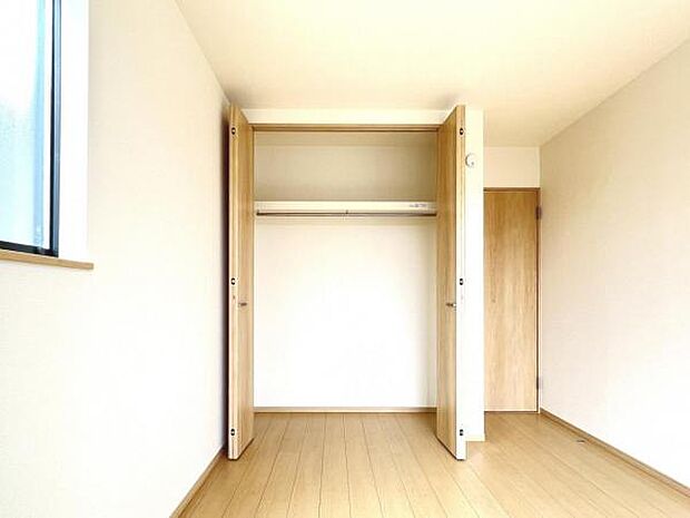 中の物を確認しやすく、取り出しやすい収納スペース。お部屋を広々とお使いいただけます。