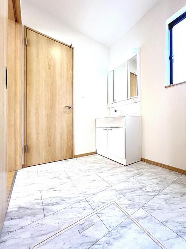 脱衣所は小さなお子様がいるご家庭にも重宝されます。