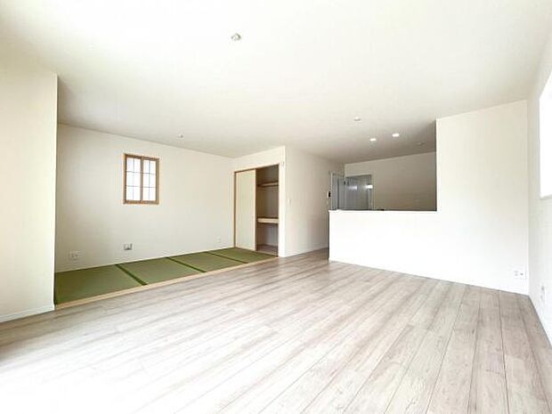 お食事中もキッチンと会話が楽しめるダイニングスペース。