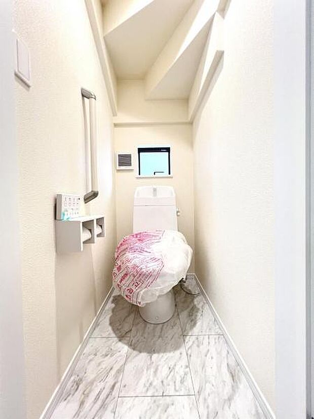 シャワー洗浄機能付のトイレは、清潔感が印象的な空間ですね。