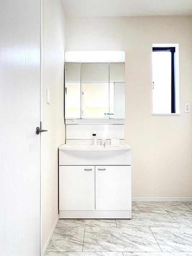 洗面化粧台です。朝の身支度から1日が始まります。