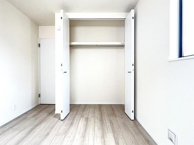 中の物を確認しやすく、取り出しやすい収納スペース。お部屋を広々とお使いいただけます。