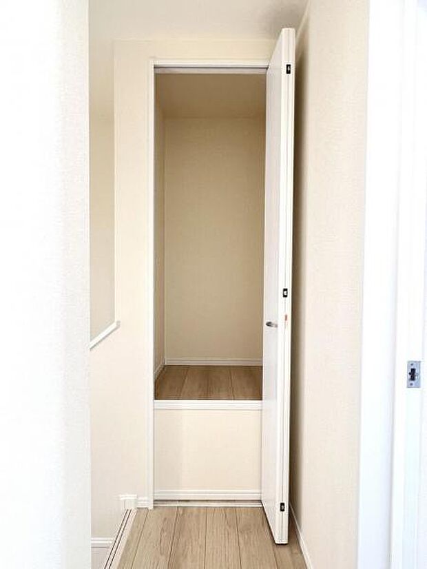 2階ホール収納です