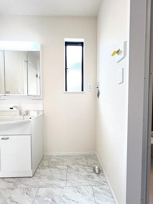 独立洗面台の横にはランドリースペースがございます。