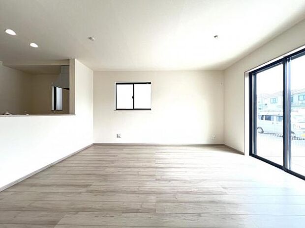 ご家族でゆったり食事が楽しめるダイニングスペースです。