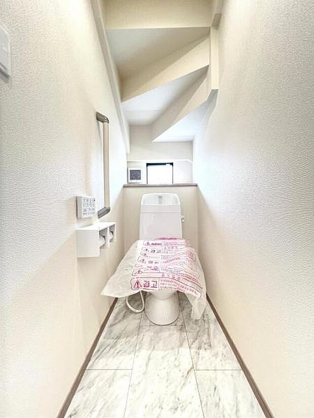 シャワー洗浄機能付のトイレは、清潔感が印象的な空間ですね。