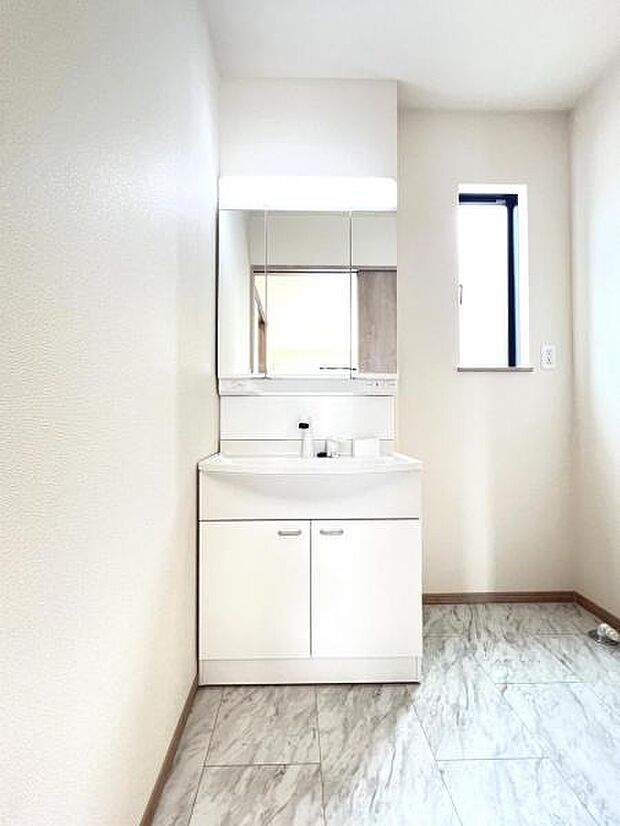 洗面化粧台です。朝の身支度から1日が始まります。