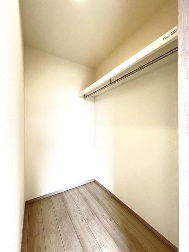 ウォークインクローゼットがあり収納スペースも豊富。季節物もスッキリ片付きそうです。