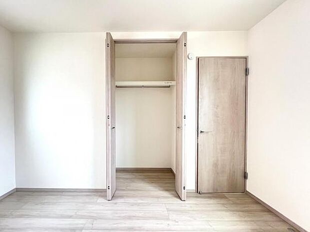 中の物を確認しやすく、取り出しやすい収納スペース。お部屋を広々とお使いいただけます。