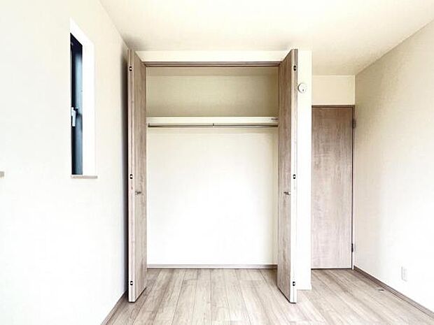 いつでもお部屋をスッキリお使い頂ける収納スペースを設置。