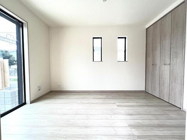 木の温もりが優しいフローリングの収納スペース付き洋室です。