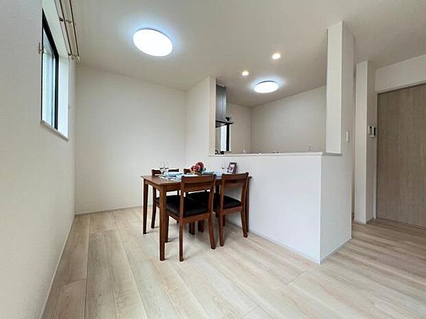 ご家族の温かい時間を演出するダイニングスペースです。