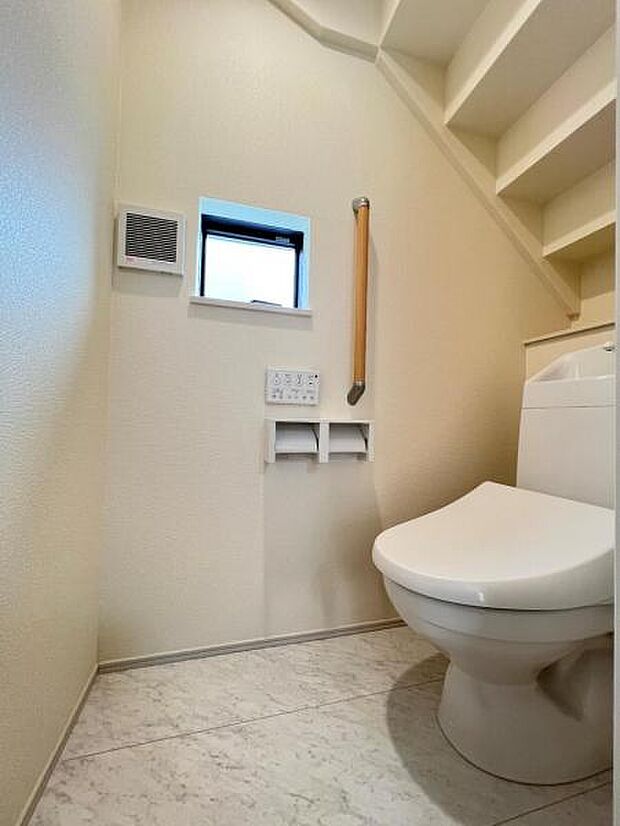 シャワー洗浄機能付のトイレは、清潔感が印象的な空間ですね。