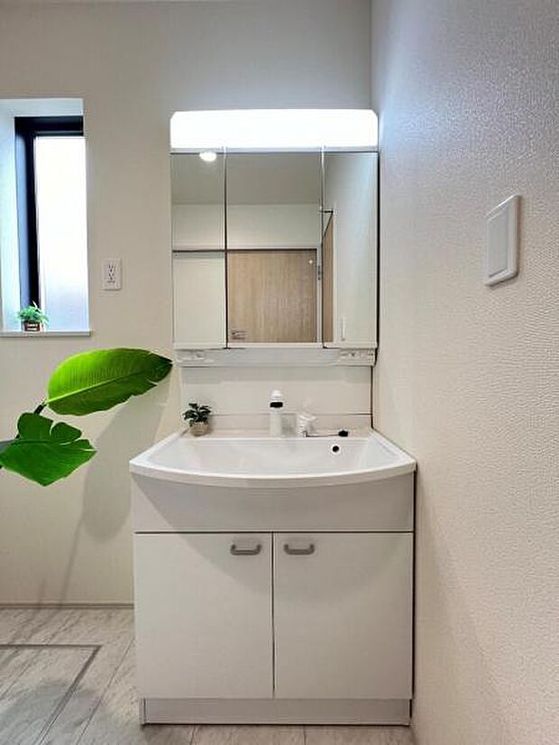 洗面化粧台です。朝の身支度から1日が始まります。