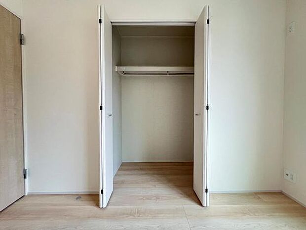 枕棚とハンガーパイプの付いたクローゼットです。