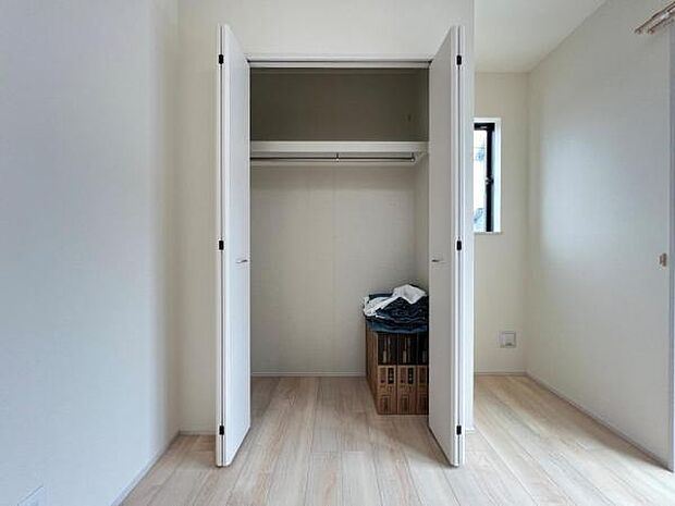 いつでもお部屋をスッキリお使い頂ける収納スペースを設置。