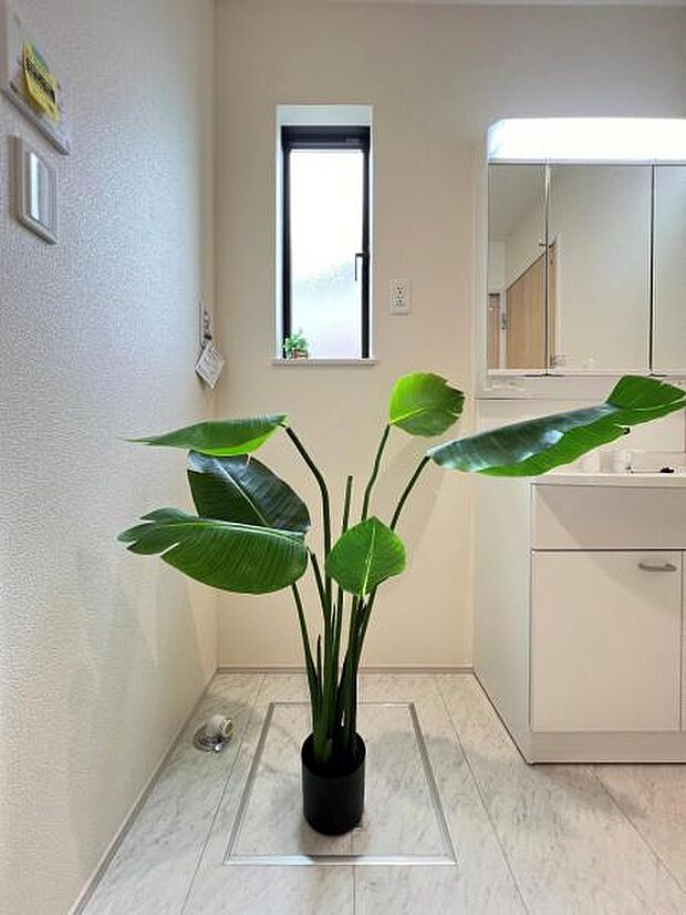 独立洗面台の横にはランドリースペースがございます。