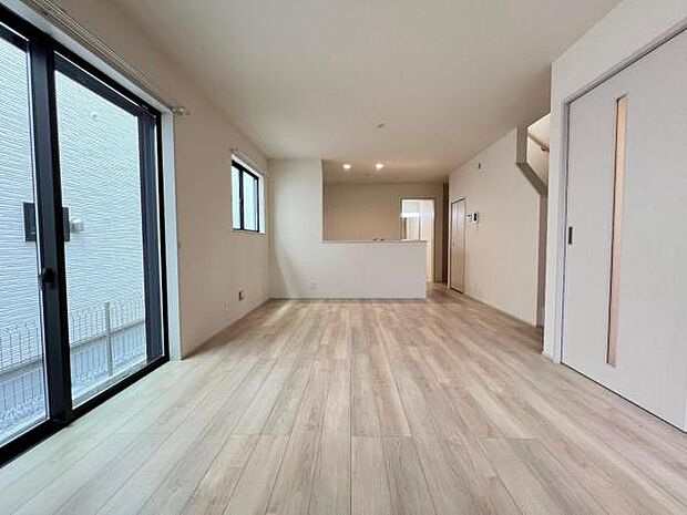 お食事中もキッチンと会話が楽しめるダイニングスペース。