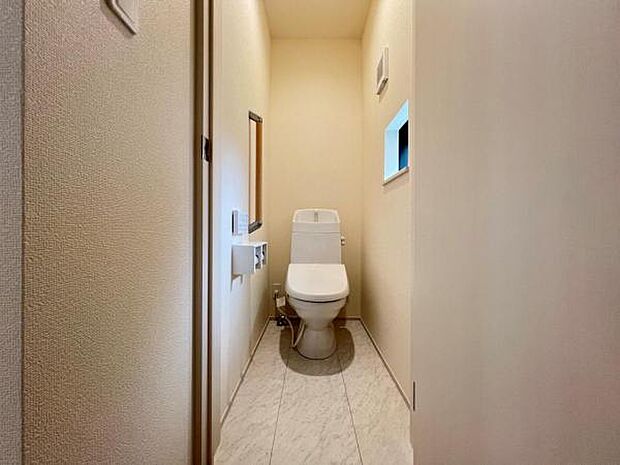 シャワー洗浄機能付のトイレは、清潔感が印象的な空間ですね。