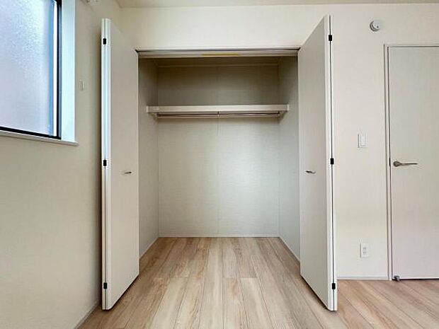 いつでもお部屋をスッキリお使い頂ける収納スペースを設置。