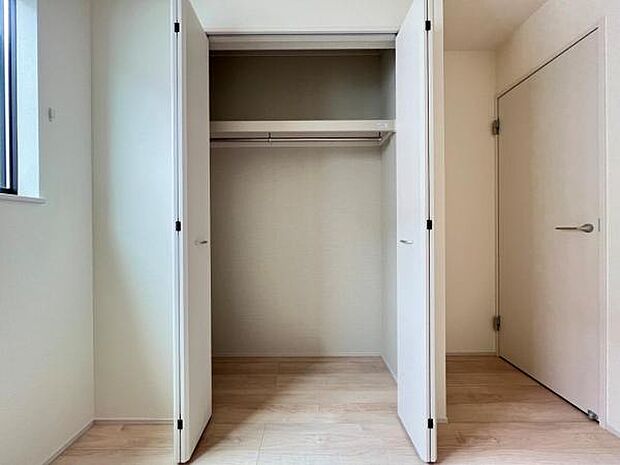 いつでもお部屋をスッキリお使い頂ける収納スペースを設置。